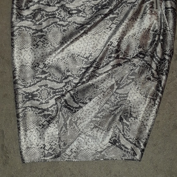 NEW Victorias Secret Silky skirt sz 8 Snake print - Picture 5 of 7